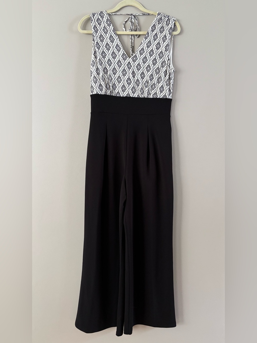 White House Black Market Outlet Kelly Diamond Ecru V neck Sleeveless Jumpsuit